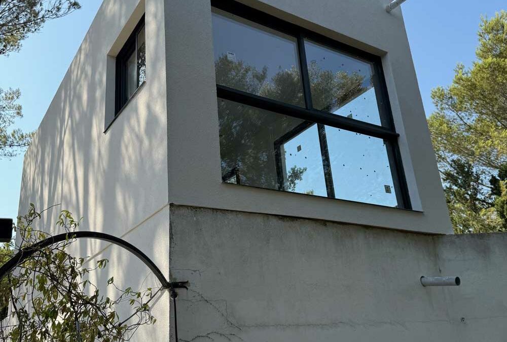 Surélévation en ossature bois avec crépi en façade par Studio & Jardin