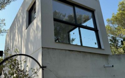 Surélévation en ossature bois avec crépi en façade par Studio & Jardin