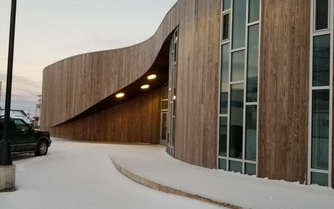 Bardage sans entretien, Kebony habille la façade du centre culturel inuit Illusuak.