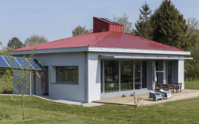 Maison passive en bois, toiture colorée en bac de zinc