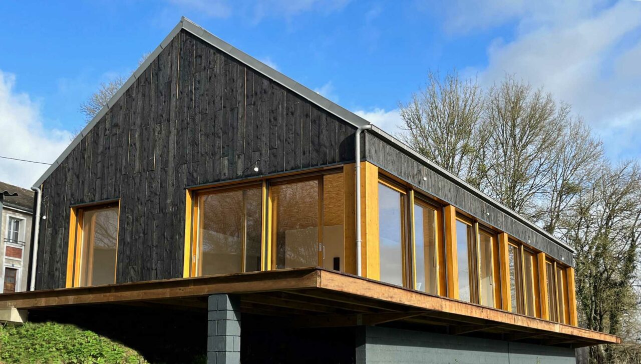 Maison en bois avec bardage en bois brulé par Guillaumie. — free download