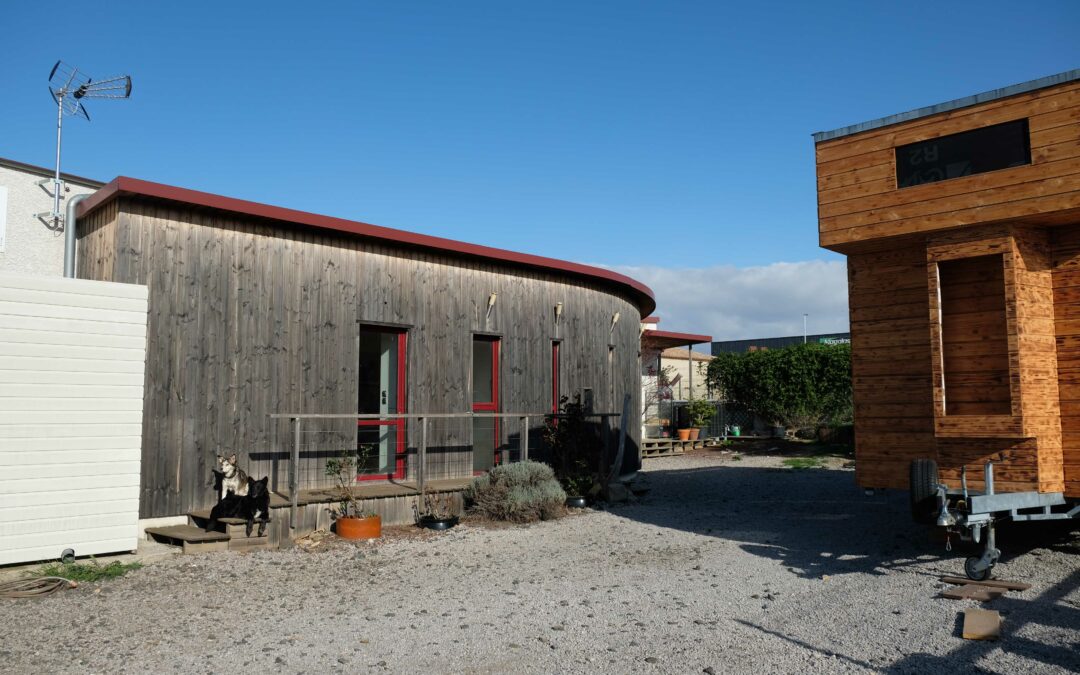 A Vendre : Maison bois avec bureau et atelier de menuiserie. 1 200m² de terrain clos sans vis-à-vis