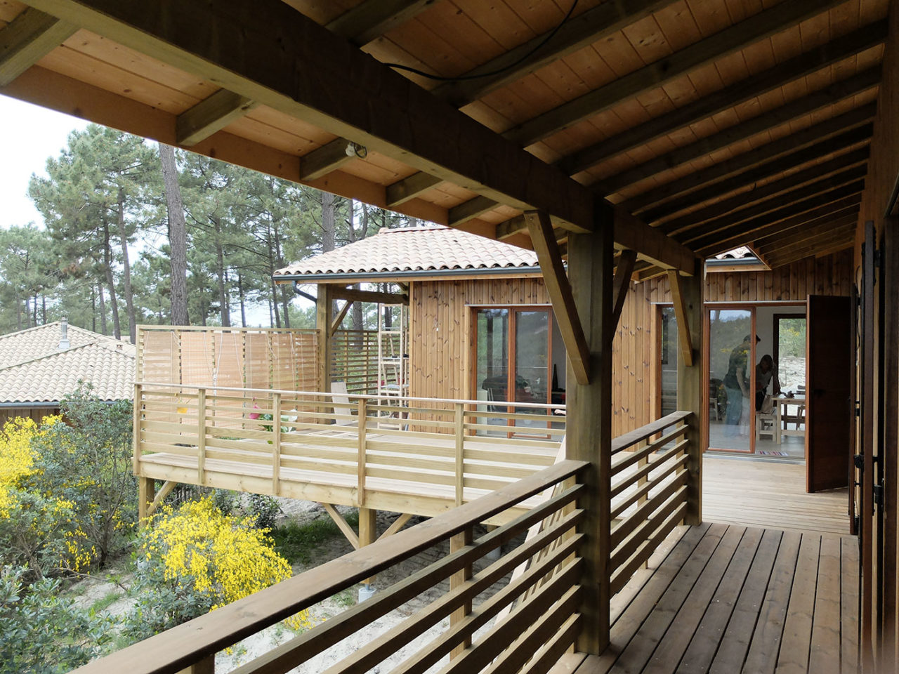Une maison bois sur pilotis dans une pinède en Aquitaine par Ami Bois — free download